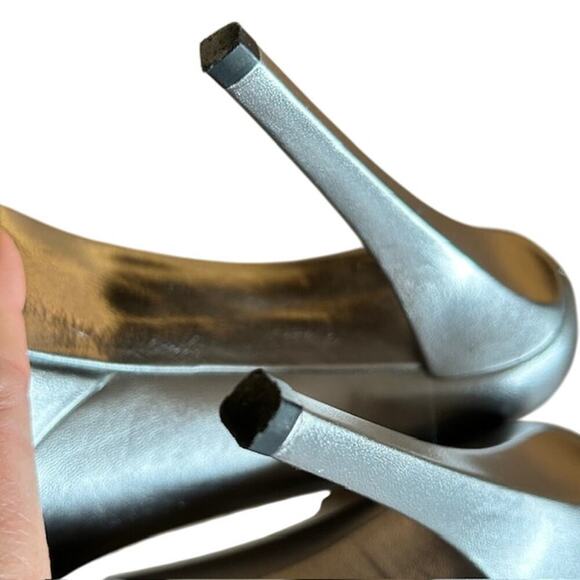 Stuart Weitzman Leather Silver Metallic Peep-Toe Heels – Size 7 Made is Spain - Picture 14 of 15